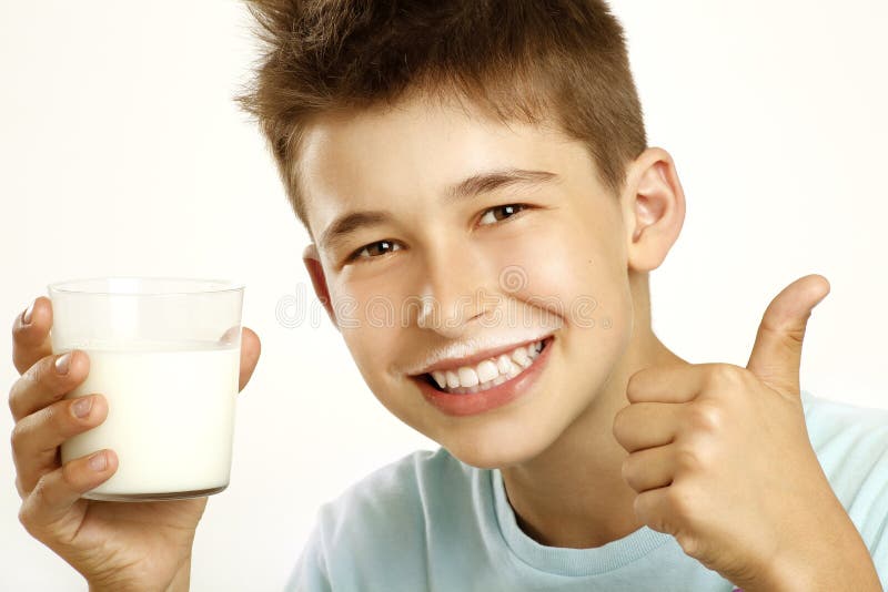 De jongen drinkt melk