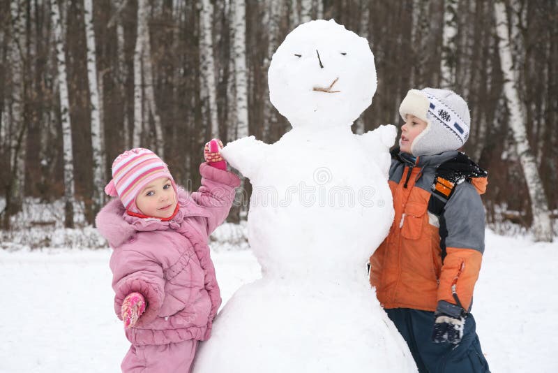 De jongen en het meisje maken sneeuwman