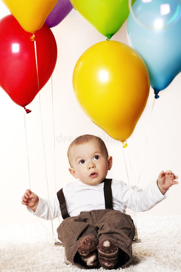 De jongen van de baby met ballons. stock foto De jongen van de baby met ballons. stock foto