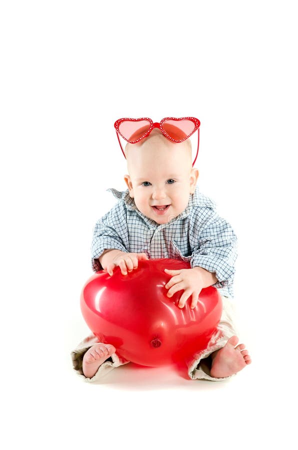 De jongen van de baby met hart gevormde ballon royalty-vrije stock foto's De jongen van de baby met hart gevormde ballon royalty-vrije stock foto's