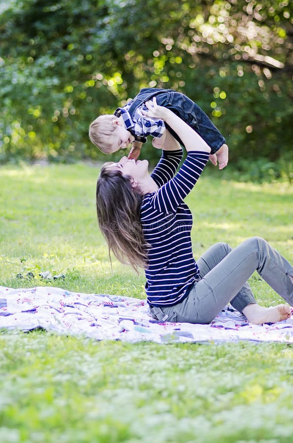 De Jongen van de moeder en van de Baby stock foto's De Jongen van de moeder en van de Baby stock foto's