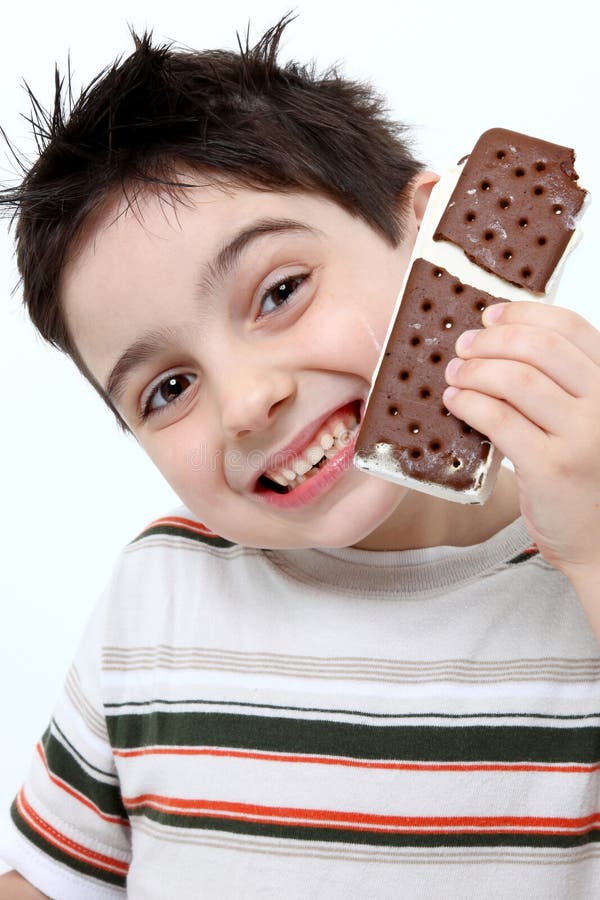 De Jongen van de Sandwich van het roomijs stock foto's De Jongen van de Sandwich van het roomijs stock foto's