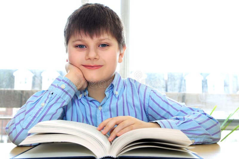 De jongen van de school het bestuderen royalty-vrije stock afbeelding De jongen van de school het bestuderen royalty-vrije stock afbeelding