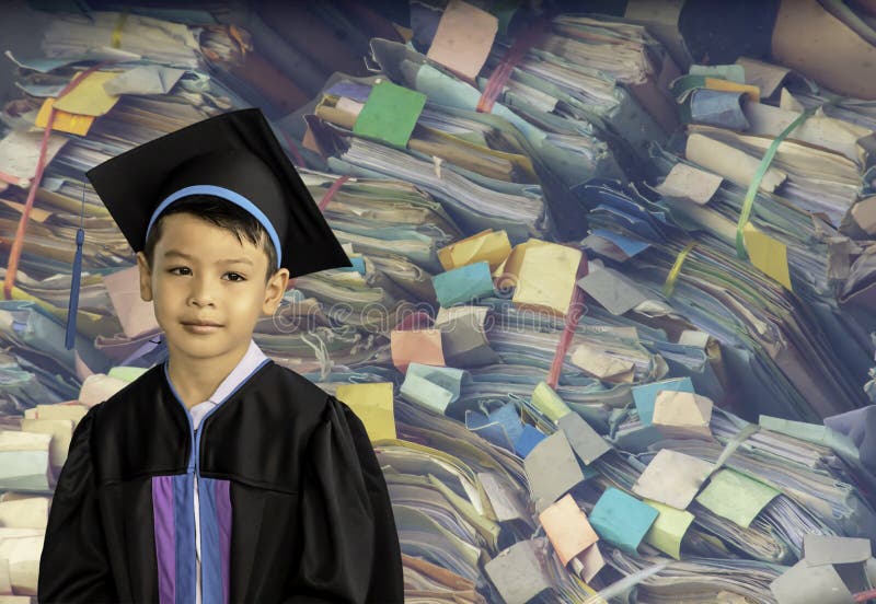 De jongen van kleuterschool een diploma die wordt behaald die Deze studie is de eerste om aan het volgende niveau Kleurrijke die stock fotografie De jongen van kleuterschool een diploma die wordt behaald die Deze studie is de eerste om aan het volgende niveau Kleurrijke die stock fotografie