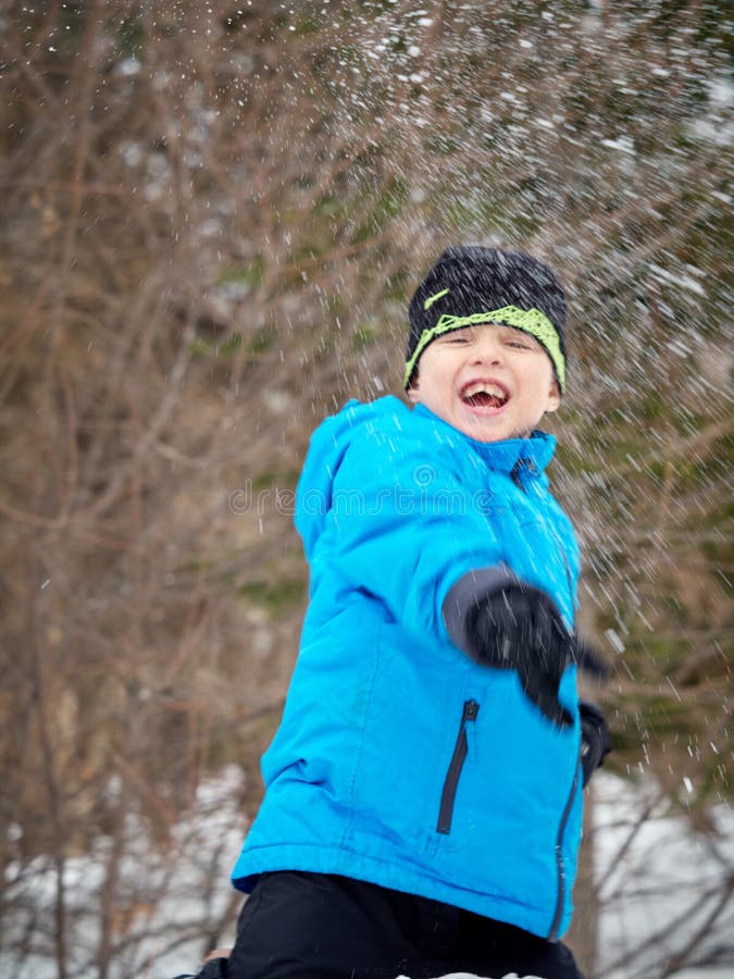 De jongen werpt een sneeuwbal royalty-vrije stock fotografie De jongen werpt een sneeuwbal royalty-vrije stock fotografie