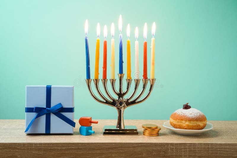 De Joodse achtergrond van de vakantiechanoeka met menorah, sufganiyot, GIF royalty-vrije stock afbeelding De Joodse achtergrond van de vakantiechanoeka met menorah, sufganiyot, GIF royalty-vrije stock afbeelding