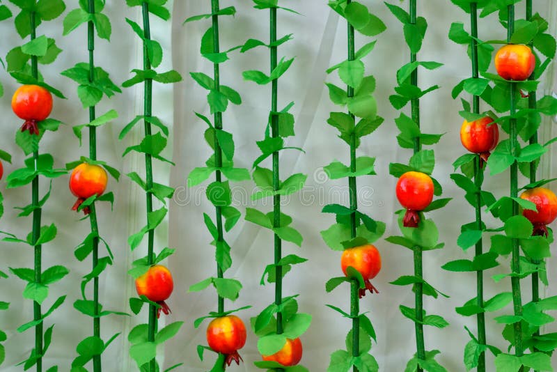 De Joodse achtergrond van vakantiesukkot Joods festival van Sukkot Een deel van Traditionele sukkahhut met granaatappeldecor stock afbeelding De Joodse achtergrond van vakantiesukkot Joods festival van Sukkot Een deel van Traditionele sukkahhut met granaatappeldecor stock afbeelding