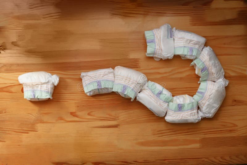 De juiste hoeveelheid luiers voor pasgeboren Vraagteken van luiers Gebruikte luiers per dag als kind stock foto's De juiste hoeveelheid luiers voor pasgeboren Vraagteken van luiers Gebruikte luiers per dag als kind stock foto's