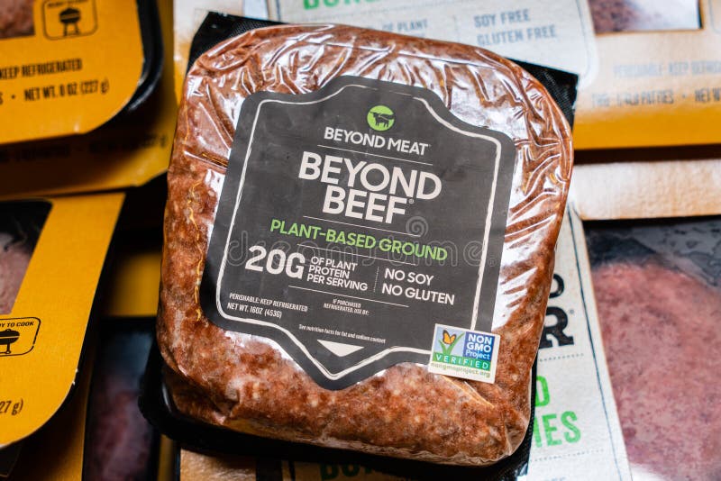 31 de julho de 2019 Cupertino/CA/EUA - além da terra Planta-baseada carne ‘carne ‘produziu pela carne do além e vendeu em uma mer fotos de stock 31 de julho de 2019 Cupertino/CA/EUA - além da terra Planta-baseada carne ‘carne ‘produziu pela carne do além e vendeu em uma mer fotos de stock