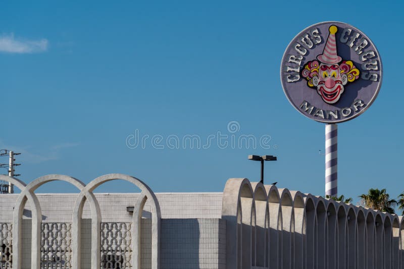 9 DE JULHO DE 2018 - LAS VEGAS, NEVADA: Sinal e foto parcial da construção salas do solar do ` s do hotel e do casino do circo do fotografia de stock royalty free 9 DE JULHO DE 2018 - LAS VEGAS, NEVADA: Sinal e foto parcial da construção salas do solar do ` s do hotel e do casino do circo do fotografia de stock royalty free