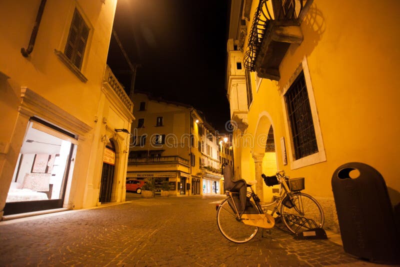 7 de julio de 2013 Italia La ciudad de Salo en las orillas de Lake Lago di Garda en el verano, la región de Lombardía imagen de archivo 7 de julio de 2013 Italia La ciudad de Salo en las orillas de Lake Lago di Garda en el verano, la región de Lombardía imagen de archivo