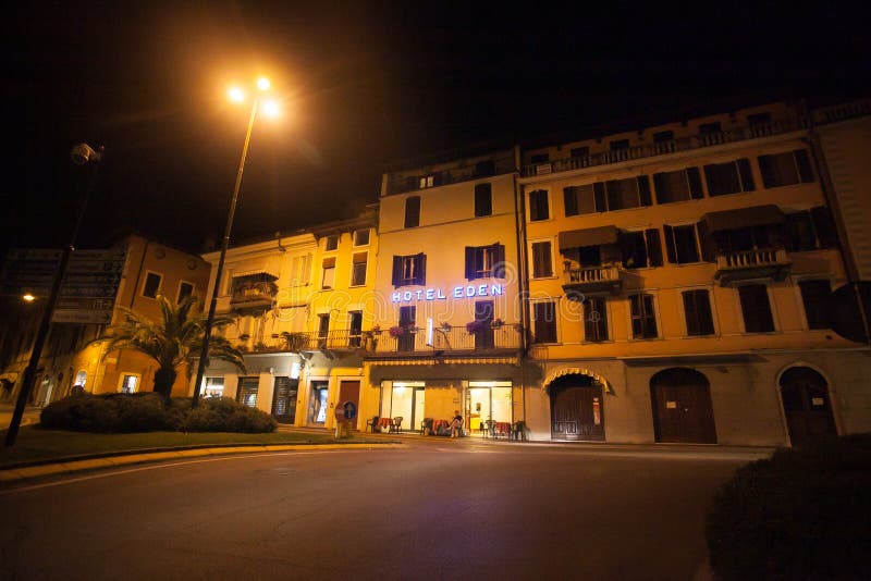 7 de julio de 2013 Italia La ciudad de Salo en las orillas de Lake Lago di Garda en el verano, la región de Lombardía fotos de archivo 7 de julio de 2013 Italia La ciudad de Salo en las orillas de Lake Lago di Garda en el verano, la región de Lombardía fotos de archivo