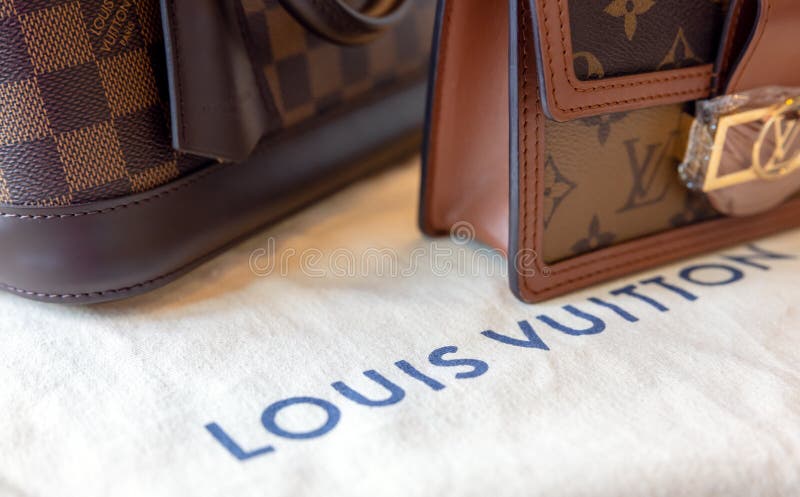 26 De Julio De 2021: Nakhon Prathom, Tailandia, Sobre La Mesa Hay Un Bolso Louis  Vuitton, Así Como Otra Marca Genérica De Bolsos. Louis Vuitton Es Una Casa  De Moda De Lujo