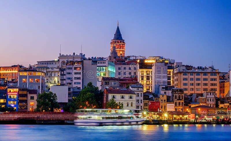 20 de julio de 2018, puesta del sol en Estambul, Turquía Opinión de la noche de la torre de Galata fotografía de archivo libre de regalías 20 de julio de 2018, puesta del sol en Estambul, Turquía Opinión de la noche de la torre de Galata fotografía de archivo libre de regalías