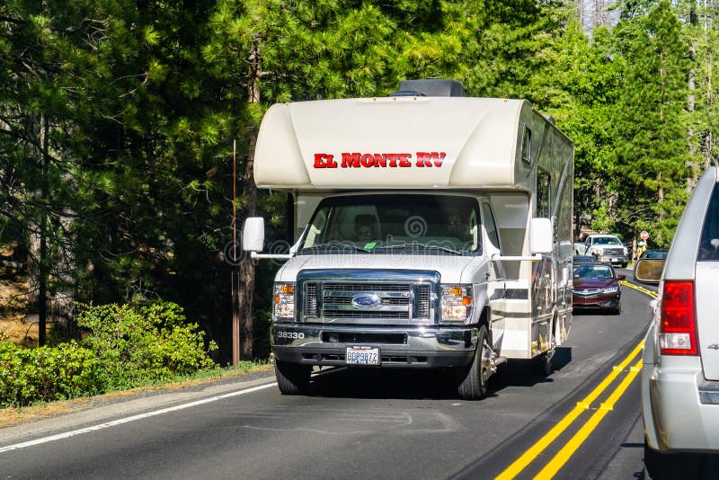 26 de junho de 2019 parque nacional de Yosemite/CA/EUA - EL Monte rv que viaja na estrada 120 em um dia de verão ensolarado; Ofer imagem de stock 26 de junho de 2019 parque nacional de Yosemite/CA/EUA - EL Monte rv que viaja na estrada 120 em um dia de verão ensolarado; Ofer imagem de stock