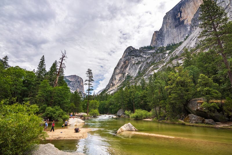 28 de junho de 2019 parque nacional de Yosemite/CA/EUA - povos que relaxam e que têm o divertimento nas costas do lago mirror, ao foto de stock royalty free 28 de junho de 2019 parque nacional de Yosemite/CA/EUA - povos que relaxam e que têm o divertimento nas costas do lago mirror, ao foto de stock royalty free