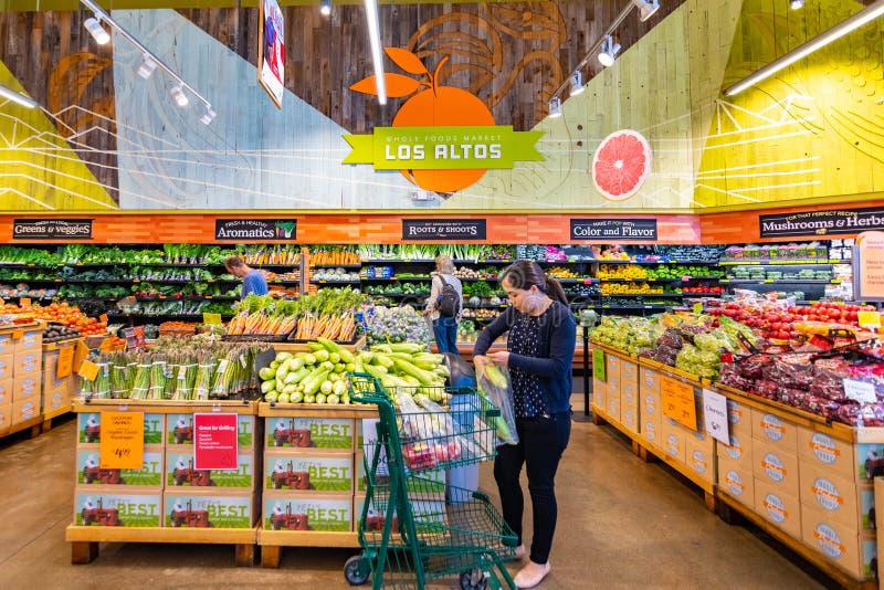 21 de junio de 2019 altos/CA/los E.E.U.U. - compras del Los de la gente en la sección de las frutas y verduras en Whole Foods, qu