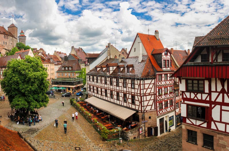 15 de junio de 2016, Nuremberg, Alemania: paisaje urbano de la pared de la ciudad del viejo viaje de Baviera de la arquitectura d fotografía de archivo libre de regalías 15 de junio de 2016, Nuremberg, Alemania: paisaje urbano de la pared de la ciudad del viejo viaje de Baviera de la arquitectura d fotografía de archivo libre de regalías