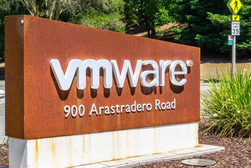 21 de junio de 2019 Palo Alto/CA/los E.E.U.U. - muestra situada en la entrada a las oficinas de VMware situadas en Silicon Valley imagen de archivo 21 de junio de 2019 Palo Alto/CA/los E.E.U.U. - muestra situada en la entrada a las oficinas de VMware situadas en Silicon Valley imagen de archivo