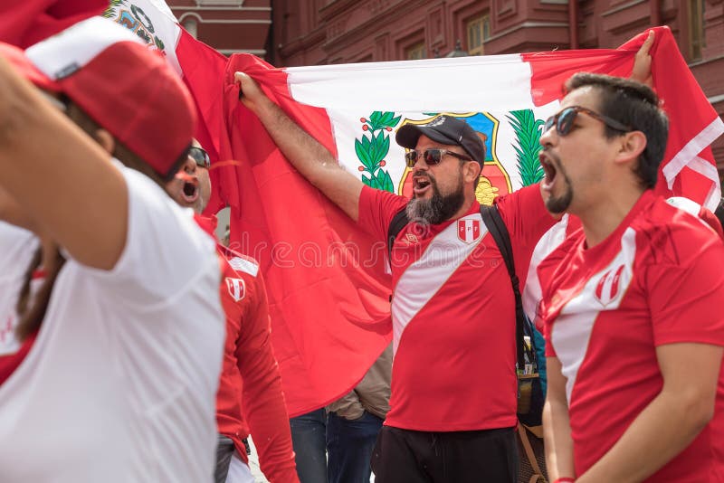14 de junio de 2018 Rusia, Moscú, la FIFA, fanáticos del fútbol ha recolectado en Plaza Roja, sostiene una bandera del país Perú imagen de archivo 14 de junio de 2018 Rusia, Moscú, la FIFA, fanáticos del fútbol ha recolectado en Plaza Roja, sostiene una bandera del país Perú imagen de archivo