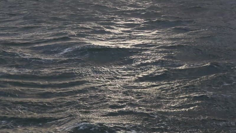 De kaap van de ruwe zee met windblazen, met inbegrip van geluid van golven en windgeluid