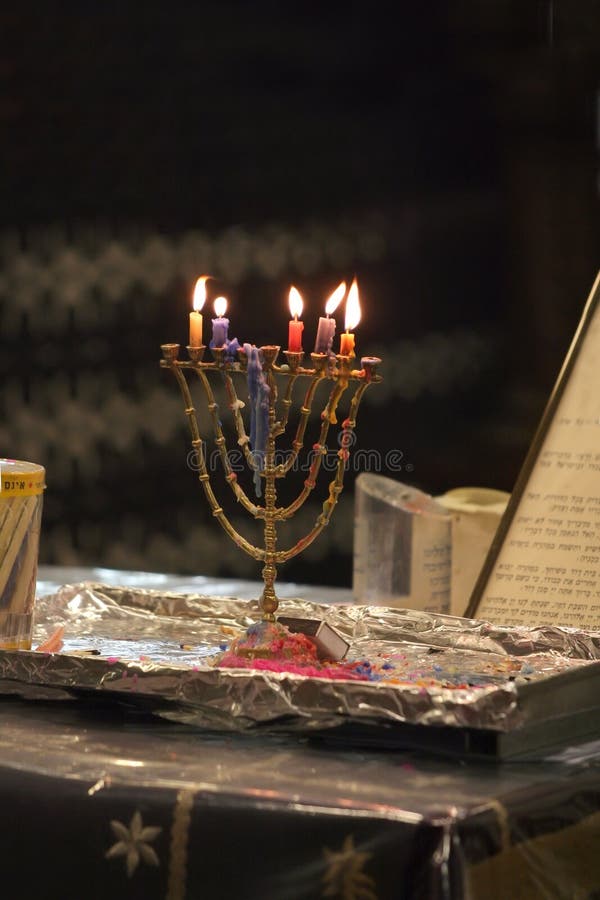 De Kaarsen van een van de Chanoeka Menorah. stock afbeeldingen De Kaarsen van een van de Chanoeka Menorah. stock afbeeldingen