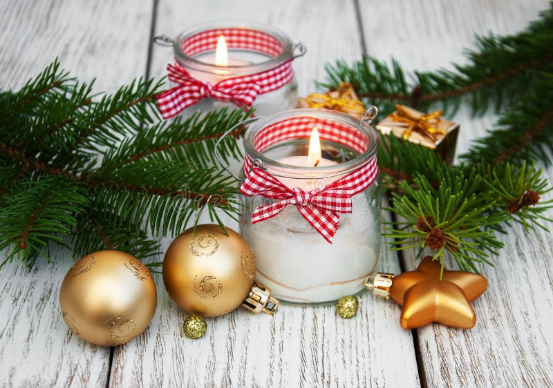 De kaarsen van Kerstmisdecoratie in glaskruiken met spar stock foto De kaarsen van Kerstmisdecoratie in glaskruiken met spar stock foto