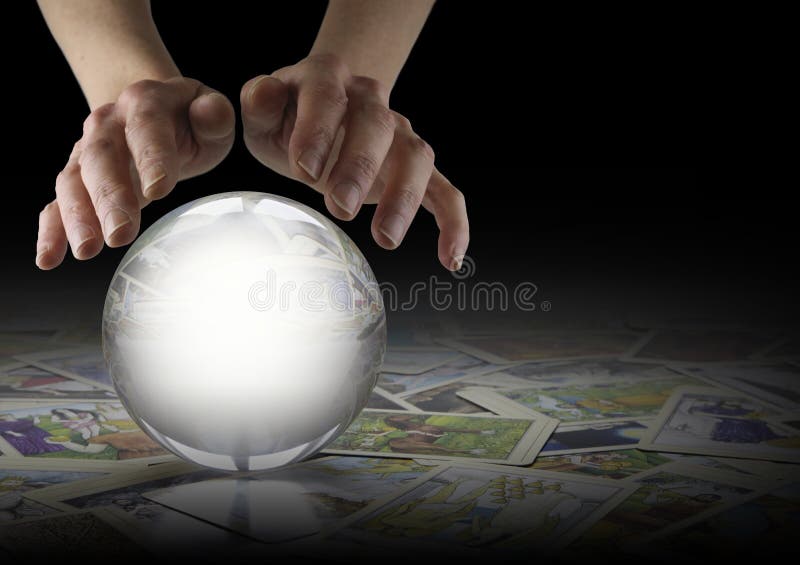 De Kaarten van Crystal Ball Reading en van het Tarot royalty-vrije stock fotografie De Kaarten van Crystal Ball Reading en van het Tarot royalty-vrije stock fotografie