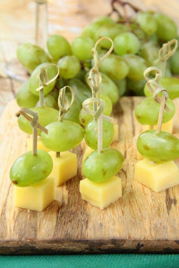 De kaas van het voorgerecht canape met witte druiven stock fotografie De kaas van het voorgerecht canape met witte druiven stock fotografie
