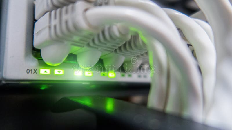 De kabels van het netwerk die met schakelaar worden verbonden Netwerkhub stock afbeeldingen De kabels van het netwerk die met schakelaar worden verbonden Netwerkhub stock afbeeldingen