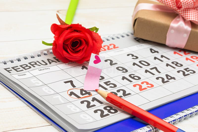 In de kalender 2022 is 14 februari gemerkt in rode pencil valentijnsdag .. st. valentijnsdag wordt in februari gevierd. plat