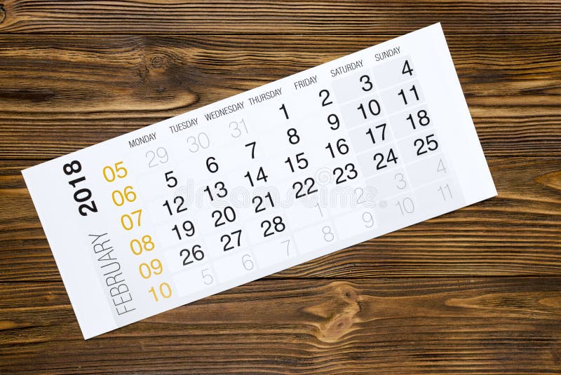 De kalender van februari 2018 op houten lijst