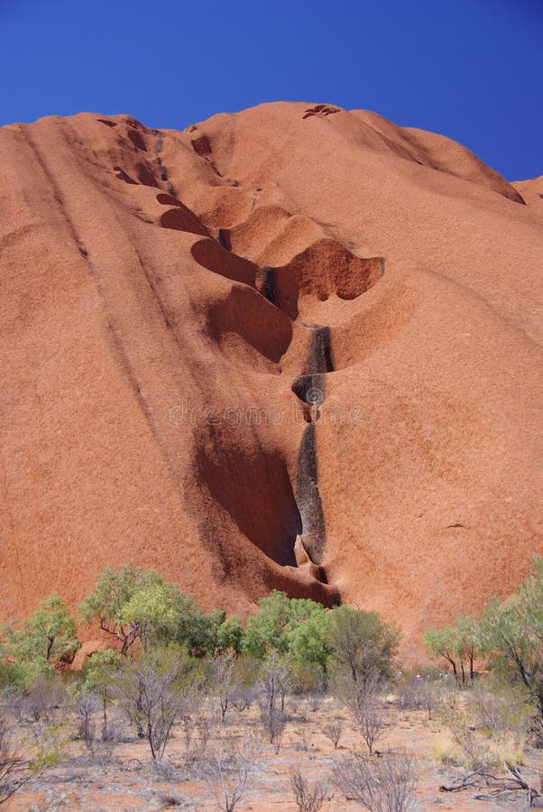 De kanalen van het water op Oppervlakte Uluru