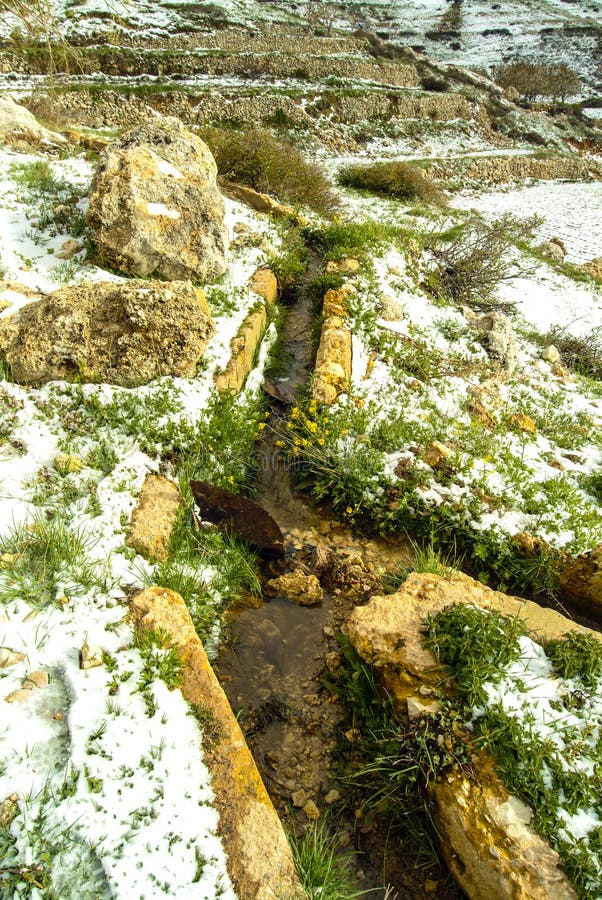 De kanalen van de landbouwers` s irrigatie op de hellingen van Qurnat als hoogste piek van Sawda - van Libanon ` s royalty-vrije stock foto De kanalen van de landbouwers` s irrigatie op de hellingen van Qurnat als hoogste piek van Sawda - van Libanon ` s royalty-vrije stock foto