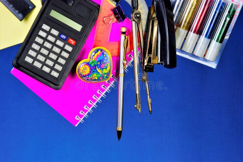 De kantoorbehoeften is populair voor school en bureau Verbruiksgoederen voor correspondentie en verwerking van document documente stock fotografie De kantoorbehoeften is populair voor school en bureau Verbruiksgoederen voor correspondentie en verwerking van document documente stock fotografie