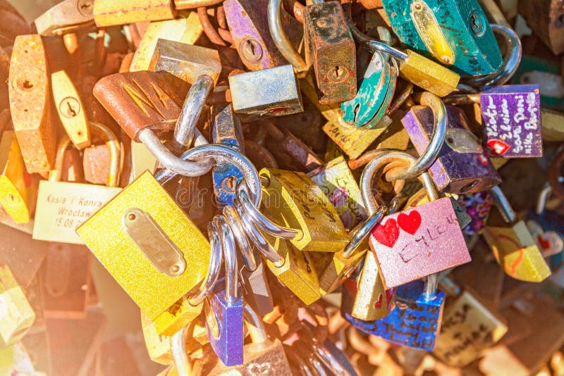 De kastelen die eeuwige liefde symboliseren, vele kastelen hangen op de ijzerbrug, conceptuele brug van liefde, royalty-vrije stock foto's De kastelen die eeuwige liefde symboliseren, vele kastelen hangen op de ijzerbrug, conceptuele brug van liefde, royalty-vrije stock foto's