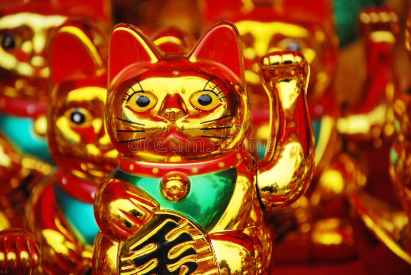 Golden shiny fortune cats in files on display。. Golden shiny fortune cats in files on display。
