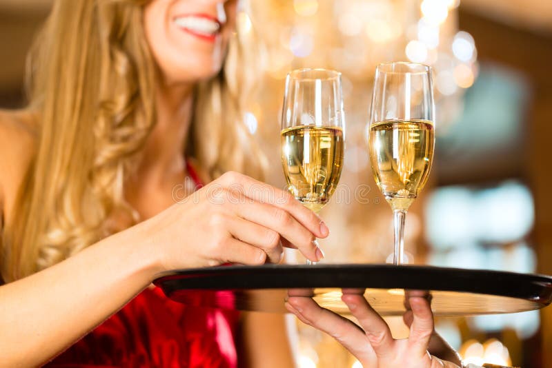 De kelner dient champagneglazen op dienblad in restaurant royalty-vrije stock foto De kelner dient champagneglazen op dienblad in restaurant royalty-vrije stock foto