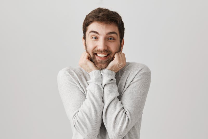 De kerel kan niet zijn emoties controleren, die mooi puppy willen koesteren Portret van opgewekt Europees mannelijk model die kij royalty-vrije stock foto De kerel kan niet zijn emoties controleren, die mooi puppy willen koesteren Portret van opgewekt Europees mannelijk model die kij royalty-vrije stock foto