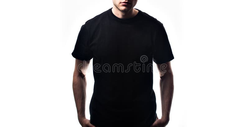 De kerel in de lege zwarte t-shirt, tribune, die op een witte achtergrond, spot omhoog glimlachen, vrije ruimte, embleem, ontwerp