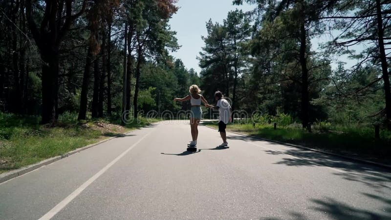 De kerel onderwijst meisje om te schaatsen