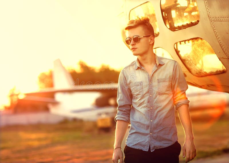 De kerel van de Hipsterstijl De mens van de manier stock fotografie De kerel van de Hipsterstijl De mens van de manier stock fotografie