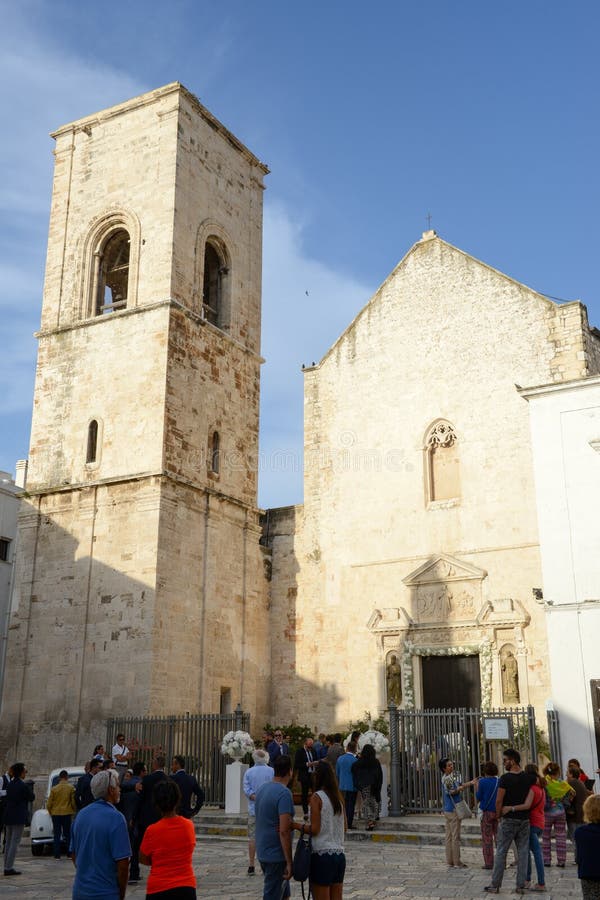 De kerk in Polignano een merrie in Puglia, Italië stock foto's De kerk in Polignano een merrie in Puglia, Italië stock foto's