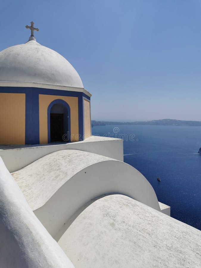 De kerk santorini van de zee stock afbeeldingen