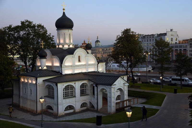 De kerk van heilige Anna in Moskou Zaryadyepark stock afbeeldingen De kerk van heilige Anna in Moskou Zaryadyepark stock afbeeldingen