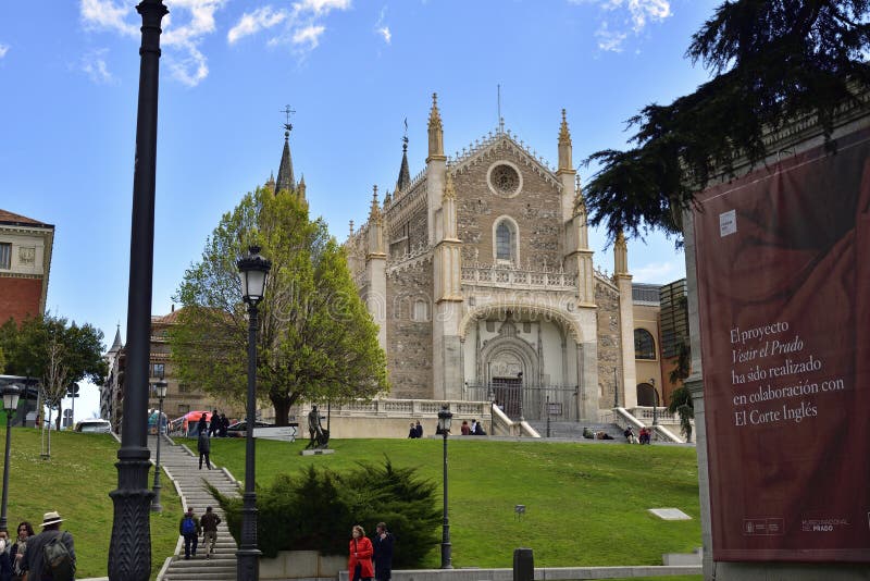 De Kerk van Jeronimos San Jeronimo el Real, die net over het Prado-museum in Madrid is gesprongen royalty-vrije stock afbeeldingen De Kerk van Jeronimos San Jeronimo el Real, die net over het Prado-museum in Madrid is gesprongen royalty-vrije stock afbeeldingen