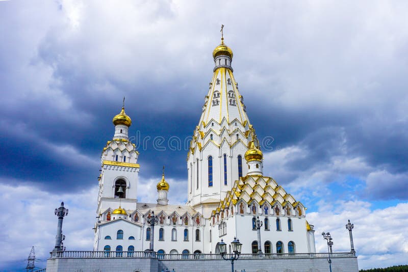 De Kerk van Minsk van Alle Heiligenweergeven stock foto's De Kerk van Minsk van Alle Heiligenweergeven stock foto's