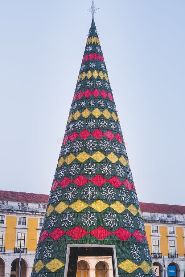 De kerstboom met lichten, Terreiro wordt verfraaid doet paco, Lissabon, Portugal dat royalty-vrije stock afbeelding De kerstboom met lichten, Terreiro wordt verfraaid doet paco, Lissabon, Portugal dat royalty-vrije stock afbeelding