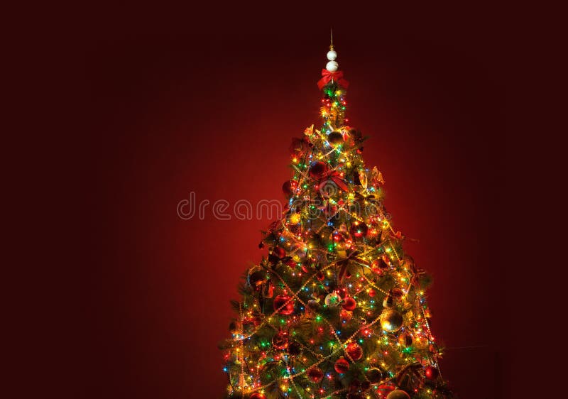 De Kerstboom van de kunst op rode achtergrond stock fotografie De Kerstboom van de kunst op rode achtergrond stock fotografie