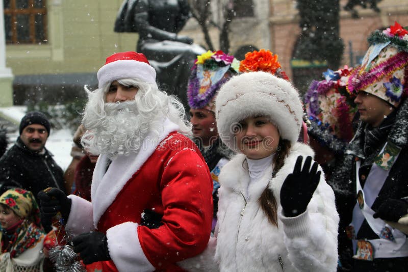 De Kerstman en het Meisje van de Sneeuw op Festival Malanka stock foto's De Kerstman en het Meisje van de Sneeuw op Festival Malanka stock foto's